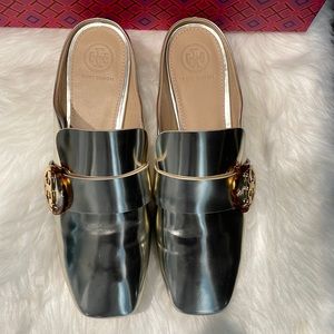 Tory Burch Mules silver never worn size 8.    NEVER WORN